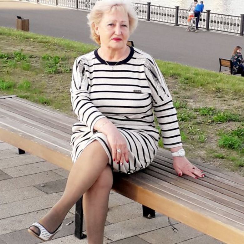 Бабушка в колготках фото. Пожылыеженщины в колготках. Пожилые женщины в колготках. 65 Лет женщине. Пожилые русские женщины ноги.
